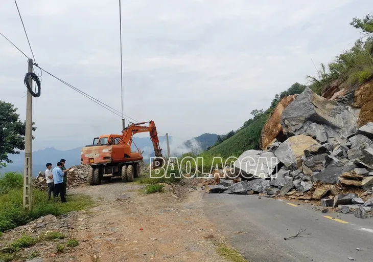 Sạt lở đất gây ách tắc giao thông trên Quốc lộ 4D qua huyện Mường Khương - Ảnh 2. Sạt lở đất gây ách tắc giao thông trên Quốc lộ 4D qua huyện Mường Khương - Ảnh 2.