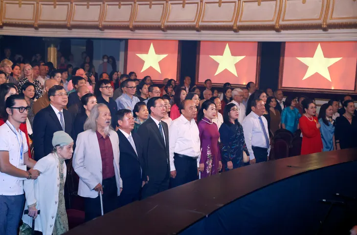Đàn chim Việt: Lời cảm ơn thiêng liêng và xúc động gửi tới người nhạc sĩ của những bản hùng ca - Ảnh 7. Đàn chim Việt: Lời cảm ơn thiêng liêng và xúc động gửi tới người nhạc sĩ của những bản hùng ca - Ảnh 7.