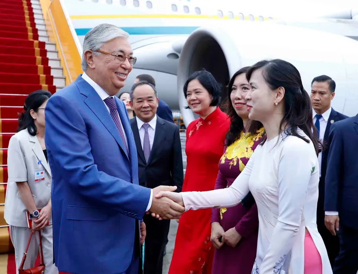 Tổng thống Kazakhstan đến Hà Nội, bắt đầu chuyến thăm chính thức Việt Nam - Ảnh 3. Tổng thống Kazakhstan đến Hà Nội, bắt đầu chuyến thăm chính thức Việt Nam - Ảnh 3.