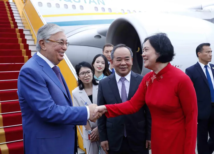 Tổng thống Kazakhstan đến Hà Nội, bắt đầu chuyến thăm chính thức Việt Nam - Ảnh 2. Tổng thống Kazakhstan đến Hà Nội, bắt đầu chuyến thăm chính thức Việt Nam - Ảnh 2.