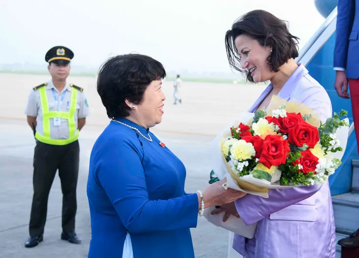 Chủ tịch Thượng viện Bỉ Stéphanie DHose đến Hà Nội bắt đầu thăm chính thức Việt Nam - Ảnh 1. Chủ tịch Thượng viện Bỉ Stéphanie DHose đến Hà Nội bắt đầu thăm chính thức Việt Nam - Ảnh 1.