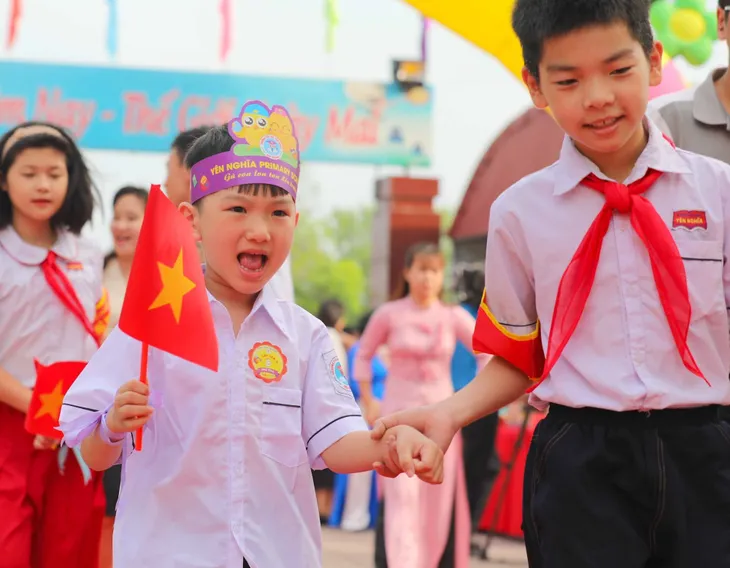 Hân hoan ngày đầu bé vào lớp 1 - Ảnh 6. Hân hoan ngày đầu bé vào lớp 1 - Ảnh 6.