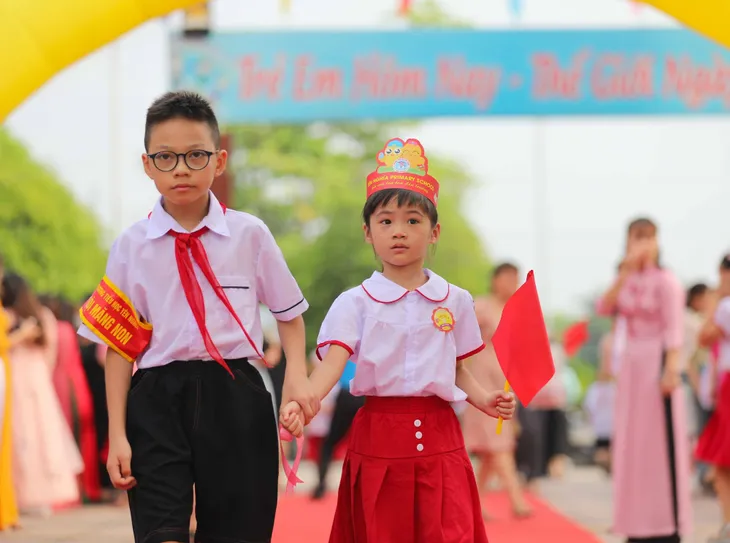 Hân hoan ngày đầu bé vào lớp 1 - Ảnh 5. Hân hoan ngày đầu bé vào lớp 1 - Ảnh 5.