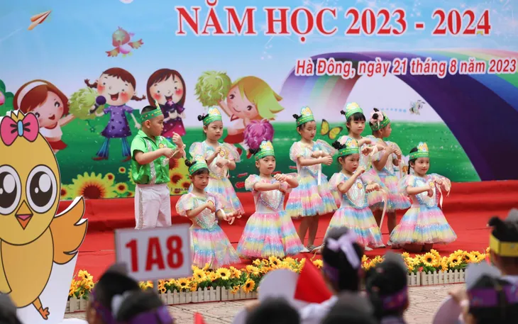 Hân hoan ngày đầu bé vào lớp 1 - Ảnh 8. Hân hoan ngày đầu bé vào lớp 1 - Ảnh 8.
