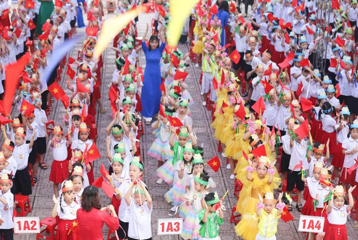 Hân hoan ngày đầu bé vào lớp 1 - Ảnh 2. Hân hoan ngày đầu bé vào lớp 1 - Ảnh 2.