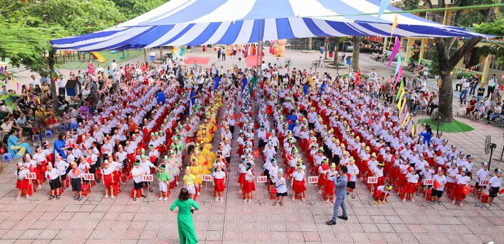 Hân hoan ngày đầu bé vào lớp 1 - Ảnh 1. Hân hoan ngày đầu bé vào lớp 1 - Ảnh 1.