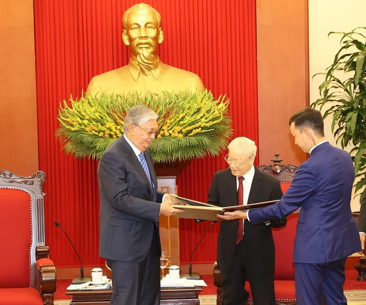 Kazakhstan coi trọng việc thúc đẩy quan hệ giữa các chính đảng với Đảng Cộng sản Việt Nam - Ảnh 2. Kazakhstan coi trọng việc thúc đẩy quan hệ giữa các chính đảng với Đảng Cộng sản Việt Nam - Ảnh 2.