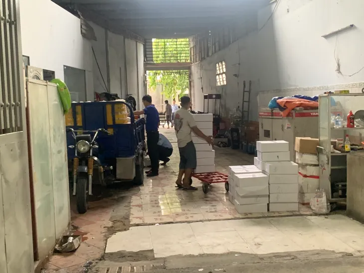 Phát hiện 2 kho thực phẩm nhập lậu số lượng lớn ở Bình Dương - Ảnh 2.