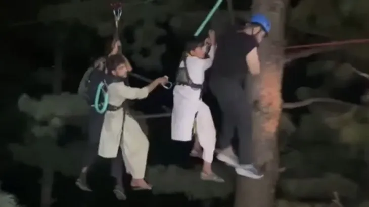 Pakistan: Giải cứu toàn bộ 8 người khỏi cáp treo bị đứt lủng lẳng ở độ cao 274 mét - Ảnh 3. Pakistan: Giải cứu toàn bộ 8 người khỏi cáp treo bị đứt lủng lẳng ở độ cao 274 mét - Ảnh 3.