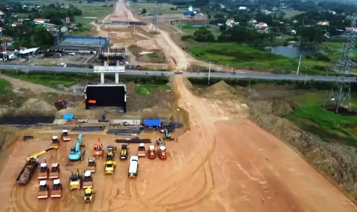 Chậm tiến độ cao tốc vì vướng đường truyền tải điện - Ảnh 1. Chậm tiến độ cao tốc vì vướng đường truyền tải điện - Ảnh 1.