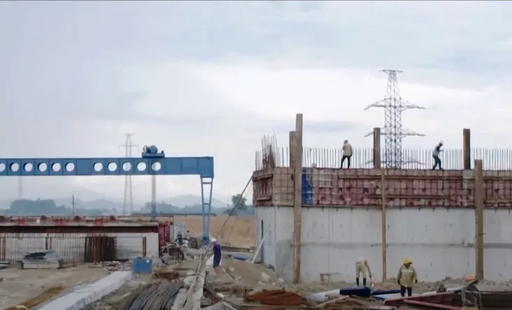 Chậm tiến độ cao tốc vì vướng đường truyền tải điện - Ảnh 5. Chậm tiến độ cao tốc vì vướng đường truyền tải điện - Ảnh 5.