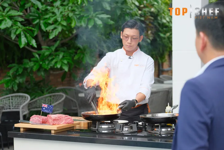Mãn nhãn trước màn làm lửa bùng cháy của đầu bếp Top Chef Việt Nam - Ảnh 2. Mãn nhãn trước màn làm lửa bùng cháy của đầu bếp Top Chef Việt Nam - Ảnh 2.
