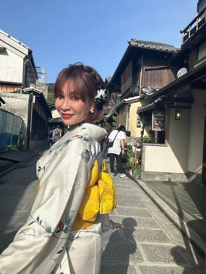 Uyên Linh 13 năm sau Vietnam Idol: Sắc vóc gợi cảm, kín tiếng hậu chia tay - Ảnh 9. Uyên Linh 13 năm sau Vietnam Idol: Sắc vóc gợi cảm, kín tiếng hậu chia tay - Ảnh 9.