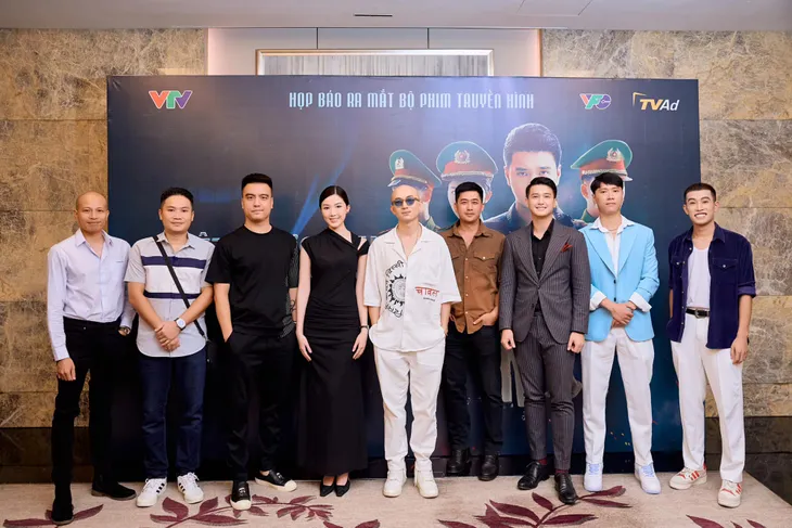 Bóng hồng duy nhất và dàn nam chính hùng hậu của Biệt dược đen - Ảnh 1. Bóng hồng duy nhất và dàn nam chính hùng hậu của Biệt dược đen - Ảnh 1.