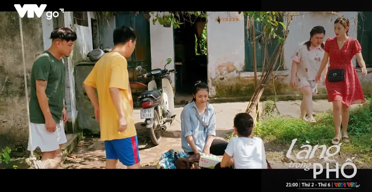 Làng trong phố - Tập 18: Nhung cuỗm tiền của Thoan rồi bỏ trốn? - Ảnh 1. Làng trong phố - Tập 18: Nhung cuỗm tiền của Thoan rồi bỏ trốn? - Ảnh 1.