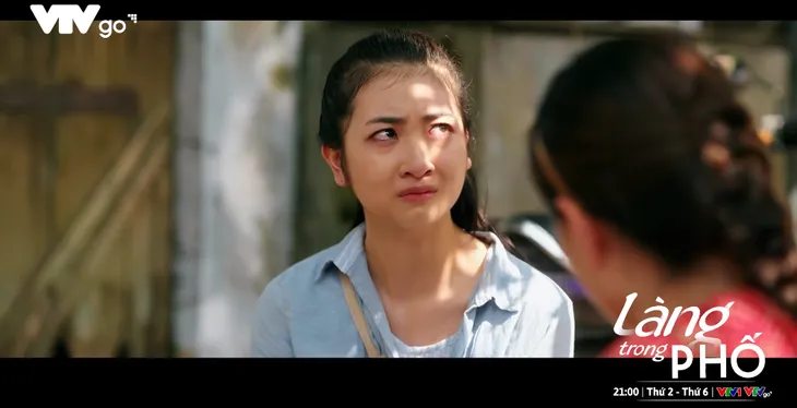 Làng trong phố - Tập 18: Nhung cuỗm tiền của Thoan rồi bỏ trốn? - Ảnh 5. Làng trong phố - Tập 18: Nhung cuỗm tiền của Thoan rồi bỏ trốn? - Ảnh 5.