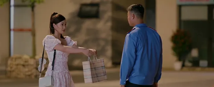 Làng trong phố - Tập 17: Chị em xóm trọ vừa nhận cạ cứng, đã quay ngoắt ngày đánh nhau 2 cữ - Ảnh 19. Làng trong phố - Tập 17: Chị em xóm trọ vừa nhận cạ cứng, đã quay ngoắt ngày đánh nhau 2 cữ - Ảnh 19.