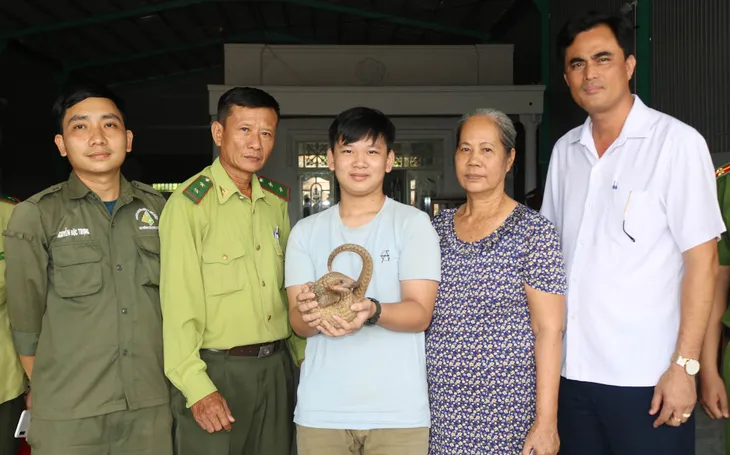 Một học sinh bắt được tê tê quý hiếm và bàn giao cho Hạt Kiểm lâm - Ảnh 1.