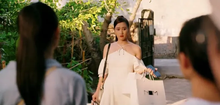 Làng trong phố - Tập 19: Ông Ẩn trộm tiền Thoan đi cúng bái - Ảnh 2. Làng trong phố - Tập 19: Ông Ẩn trộm tiền Thoan đi cúng bái - Ảnh 2.