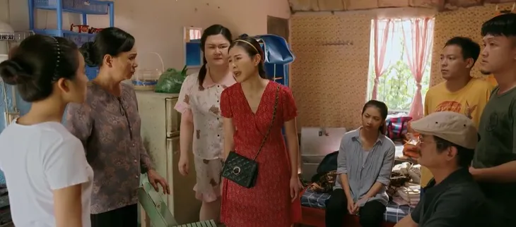 Làng trong phố - Tập 19: Ông Ẩn trộm tiền Thoan đi cúng bái - Ảnh 10. Làng trong phố - Tập 19: Ông Ẩn trộm tiền Thoan đi cúng bái - Ảnh 10.