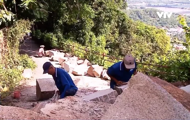 Khảo sát tình trạng sạt lở đá tại núi Ba Thê (An Giang) - Ảnh 1. Khảo sát tình trạng sạt lở đá tại núi Ba Thê (An Giang) - Ảnh 1.