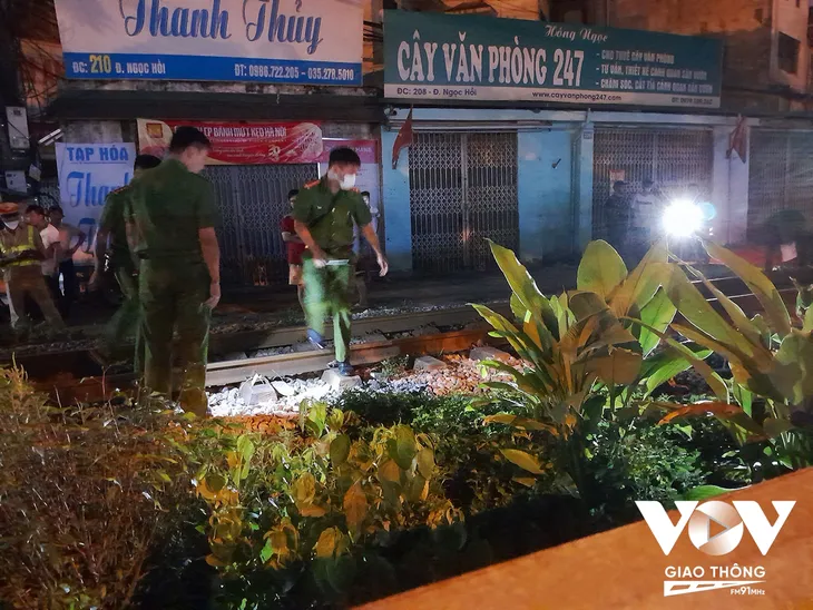 Hà Nội: Xe máy va chạm với tàu hỏa, 2 phụ nữ thương vong - Ảnh 2.