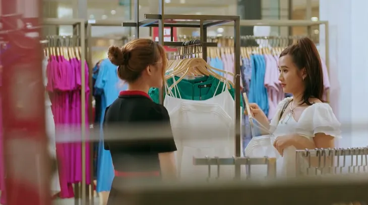 Làng trong phố - Tập 19: Ông Ẩn trộm tiền Thoan đi cúng bái - Ảnh 1. Làng trong phố - Tập 19: Ông Ẩn trộm tiền Thoan đi cúng bái - Ảnh 1.