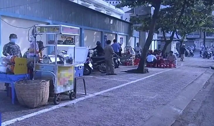 Thu phí sử dụng vỉa hè: Cần có quy hoạch rõ ràng và minh bạch trong thực hiện - Ảnh 2. Thu phí sử dụng vỉa hè: Cần có quy hoạch rõ ràng và minh bạch trong thực hiện - Ảnh 2.