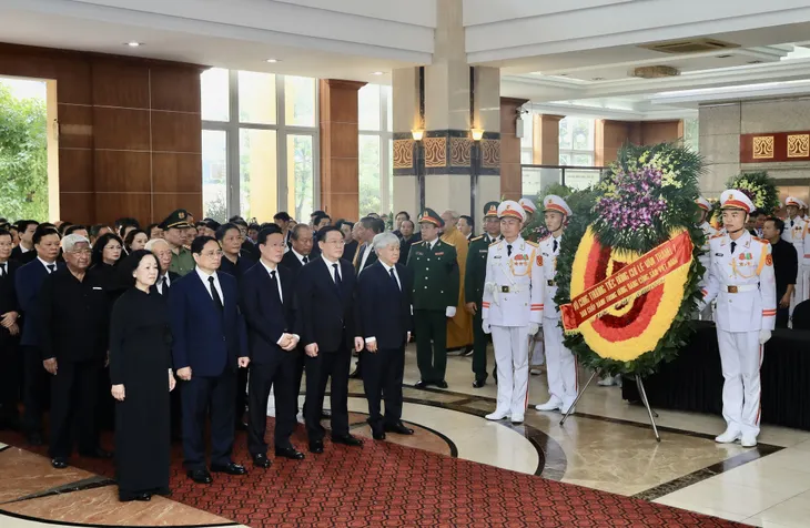 Lãnh đạo Đảng, Nhà nước viếng Phó Thủ tướng Lê Văn Thành - Ảnh 2. Lãnh đạo Đảng, Nhà nước viếng Phó Thủ tướng Lê Văn Thành - Ảnh 2.