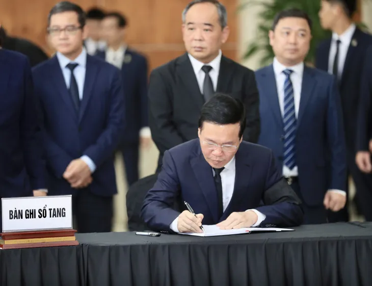 Lãnh đạo Đảng, Nhà nước viếng Phó Thủ tướng Lê Văn Thành - Ảnh 4. Lãnh đạo Đảng, Nhà nước viếng Phó Thủ tướng Lê Văn Thành - Ảnh 4.