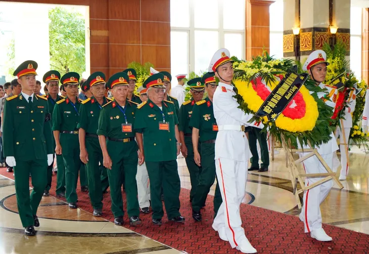 Xúc động tiễn biệt Phó Thủ tướng Lê Văn Thành - Ảnh 3. Xúc động tiễn biệt Phó Thủ tướng Lê Văn Thành - Ảnh 3.