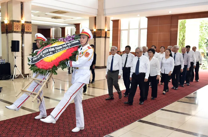 Xúc động tiễn biệt Phó Thủ tướng Lê Văn Thành - Ảnh 4. Xúc động tiễn biệt Phó Thủ tướng Lê Văn Thành - Ảnh 4.