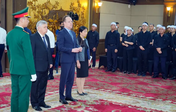 Xúc động tiễn biệt Phó Thủ tướng Lê Văn Thành - Ảnh 8. Xúc động tiễn biệt Phó Thủ tướng Lê Văn Thành - Ảnh 8.