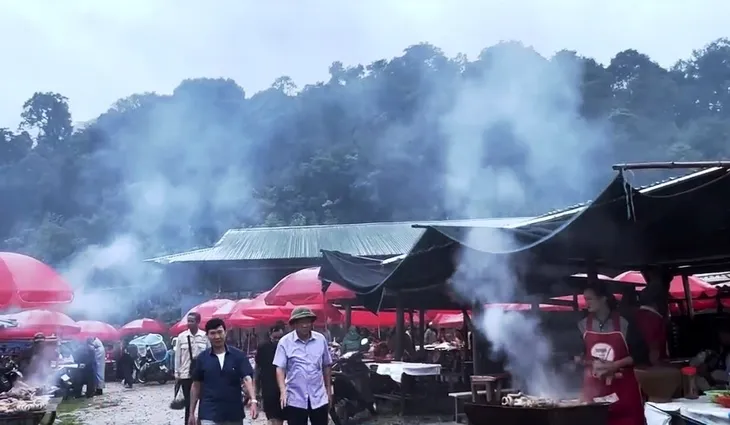 Độc đáo chợ Đoàn kết ở vùng biên - Ảnh 2. Độc đáo chợ Đoàn kết ở vùng biên - Ảnh 2.
