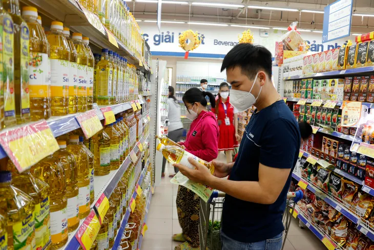 Người tiêu dùng sẵn sàng chi tiền cho hàng hóa thực sự thiết yếu - Ảnh 1. Người tiêu dùng sẵn sàng chi tiền cho hàng hóa thực sự thiết yếu - Ảnh 1.