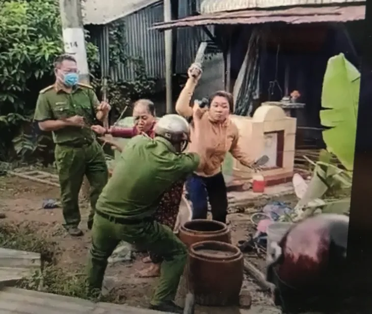 Tạm giữ hình sự 2 đối tượng cản trở thi hành công vụ, tấn công công an - Ảnh 2. Tạm giữ hình sự 2 đối tượng cản trở thi hành công vụ, tấn công công an - Ảnh 2.