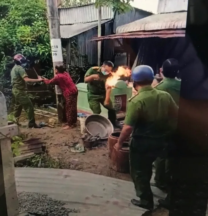 Tạm giữ hình sự 2 đối tượng cản trở thi hành công vụ, tấn công công an - Ảnh 3. Tạm giữ hình sự 2 đối tượng cản trở thi hành công vụ, tấn công công an - Ảnh 3.