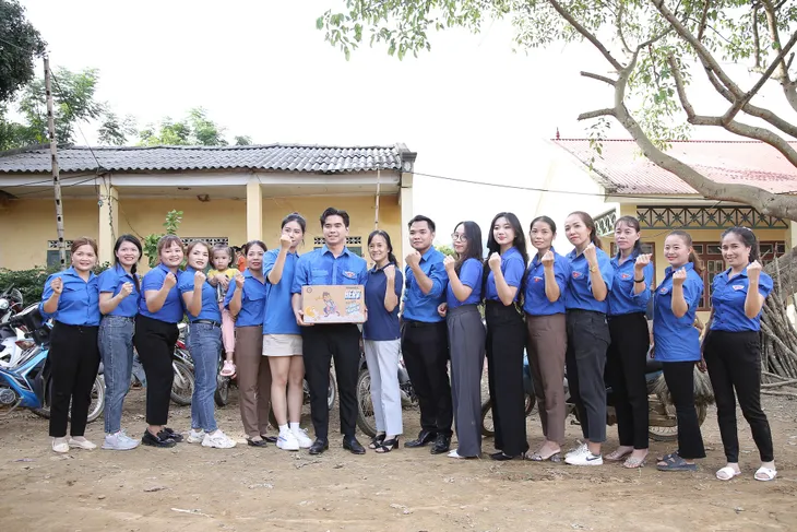 Chia sẻ yêu thương tới các em nhỏ tại điểm trường Pù Lầu (Sơn La) - Ảnh 1. Chia sẻ yêu thương tới các em nhỏ tại điểm trường Pù Lầu (Sơn La) - Ảnh 1.