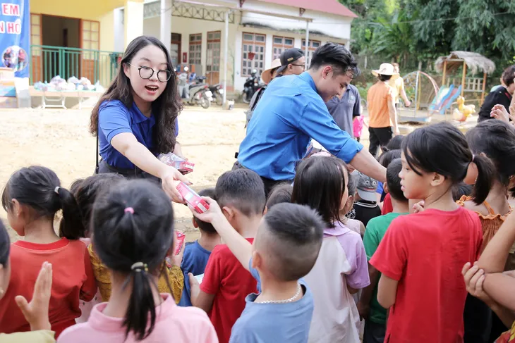Chia sẻ yêu thương tới các em nhỏ tại điểm trường Pù Lầu (Sơn La) - Ảnh 10. Chia sẻ yêu thương tới các em nhỏ tại điểm trường Pù Lầu (Sơn La) - Ảnh 10.