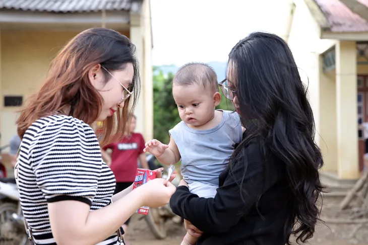 Chia sẻ yêu thương tới các em nhỏ tại điểm trường Pù Lầu (Sơn La) - Ảnh 15. Chia sẻ yêu thương tới các em nhỏ tại điểm trường Pù Lầu (Sơn La) - Ảnh 15.