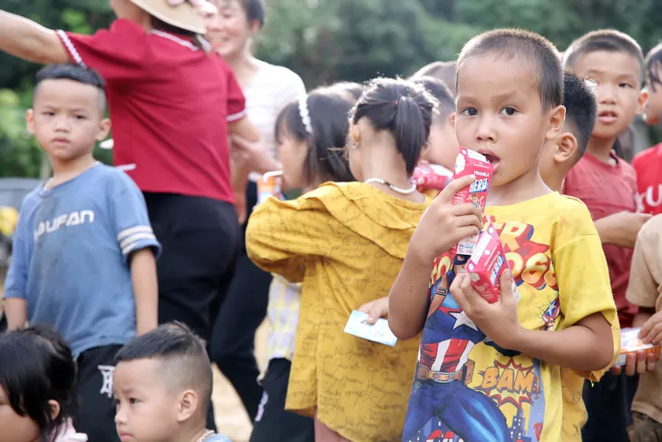 Chia sẻ yêu thương tới các em nhỏ tại điểm trường Pù Lầu (Sơn La) - Ảnh 13. Chia sẻ yêu thương tới các em nhỏ tại điểm trường Pù Lầu (Sơn La) - Ảnh 13.