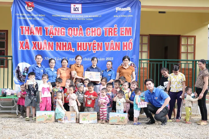 Chia sẻ yêu thương tới các em nhỏ tại điểm trường Pù Lầu (Sơn La) - Ảnh 20. Chia sẻ yêu thương tới các em nhỏ tại điểm trường Pù Lầu (Sơn La) - Ảnh 20.
