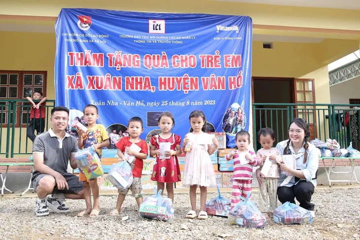 Chia sẻ yêu thương tới các em nhỏ tại điểm trường Pù Lầu (Sơn La) - Ảnh 6. Chia sẻ yêu thương tới các em nhỏ tại điểm trường Pù Lầu (Sơn La) - Ảnh 6.