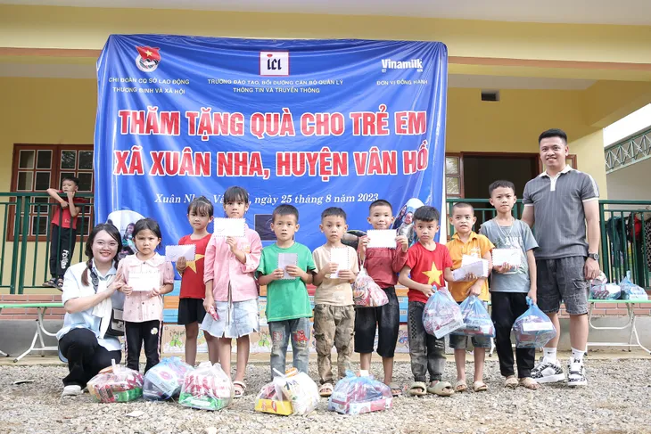 Chia sẻ yêu thương tới các em nhỏ tại điểm trường Pù Lầu (Sơn La) - Ảnh 21. Chia sẻ yêu thương tới các em nhỏ tại điểm trường Pù Lầu (Sơn La) - Ảnh 21.