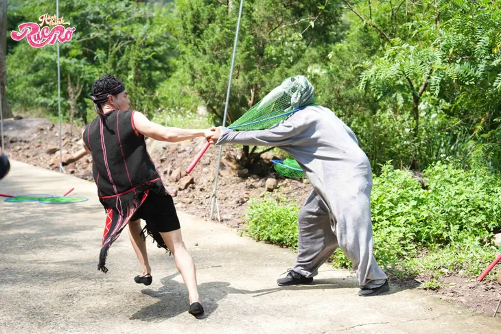 Hành trình văn hóa: Dương Lâm - Isaac đánh nhau trầy da tróc vẩy - Ảnh 4. Hành trình văn hóa: Dương Lâm - Isaac đánh nhau trầy da tróc vẩy - Ảnh 4.