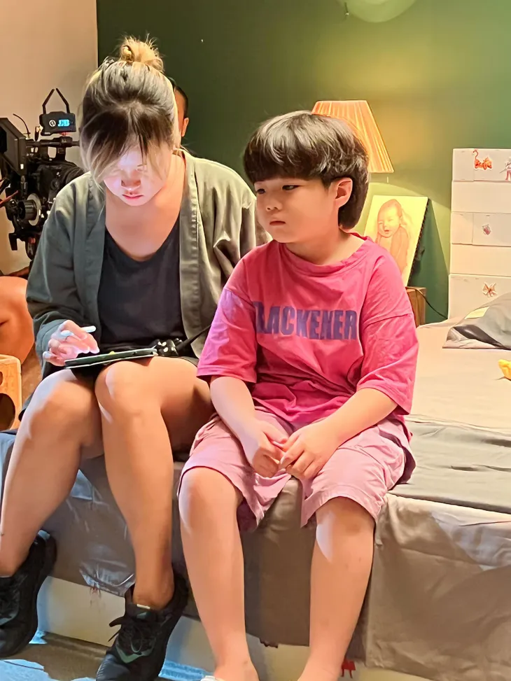 Hậu trường Gia đình mình vui bất thình lình: Lan Phương khoe buổi chụp ảnh thờ anh Công - Ảnh 7. Hậu trường Gia đình mình vui bất thình lình: Lan Phương khoe buổi chụp ảnh thờ anh Công - Ảnh 7.