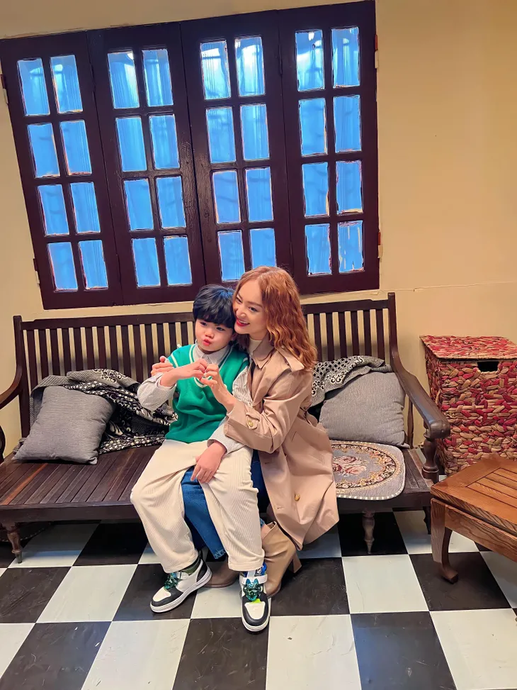 Hậu trường Gia đình mình vui bất thình lình: Lan Phương khoe buổi chụp ảnh thờ anh Công - Ảnh 5. Hậu trường Gia đình mình vui bất thình lình: Lan Phương khoe buổi chụp ảnh thờ anh Công - Ảnh 5.
