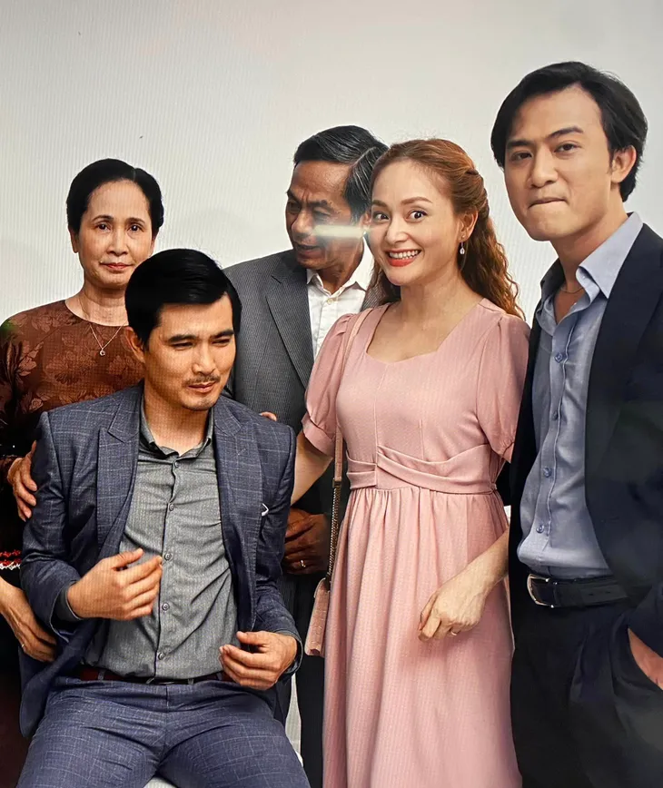 Hậu trường Gia đình mình vui bất thình lình: Lan Phương khoe buổi chụp ảnh thờ anh Công - Ảnh 1. Hậu trường Gia đình mình vui bất thình lình: Lan Phương khoe buổi chụp ảnh thờ anh Công - Ảnh 1.