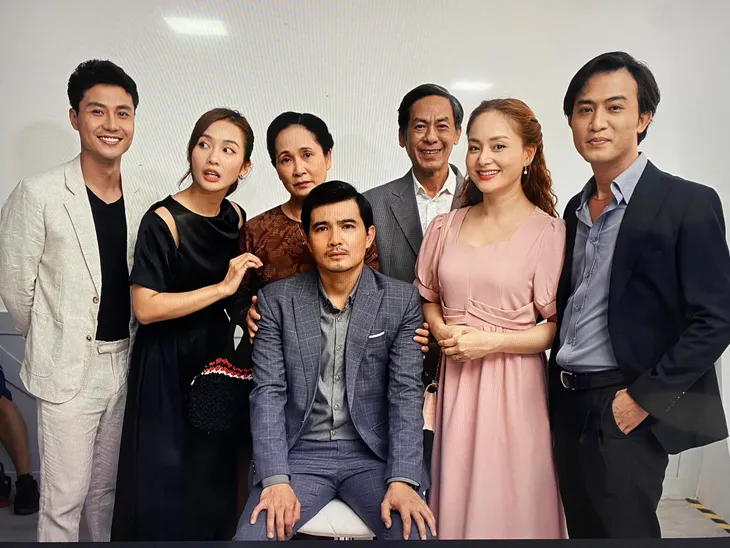Hậu trường Gia đình mình vui bất thình lình: Lan Phương khoe buổi chụp ảnh thờ anh Công - Ảnh 3. Hậu trường Gia đình mình vui bất thình lình: Lan Phương khoe buổi chụp ảnh thờ anh Công - Ảnh 3.