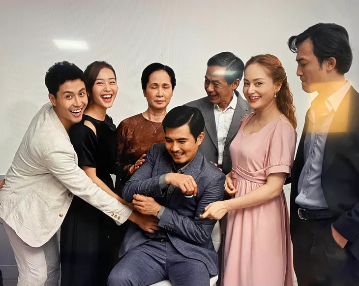 Hậu trường Gia đình mình vui bất thình lình: Lan Phương khoe buổi chụp ảnh thờ anh Công - Ảnh 2. Hậu trường Gia đình mình vui bất thình lình: Lan Phương khoe buổi chụp ảnh thờ anh Công - Ảnh 2.